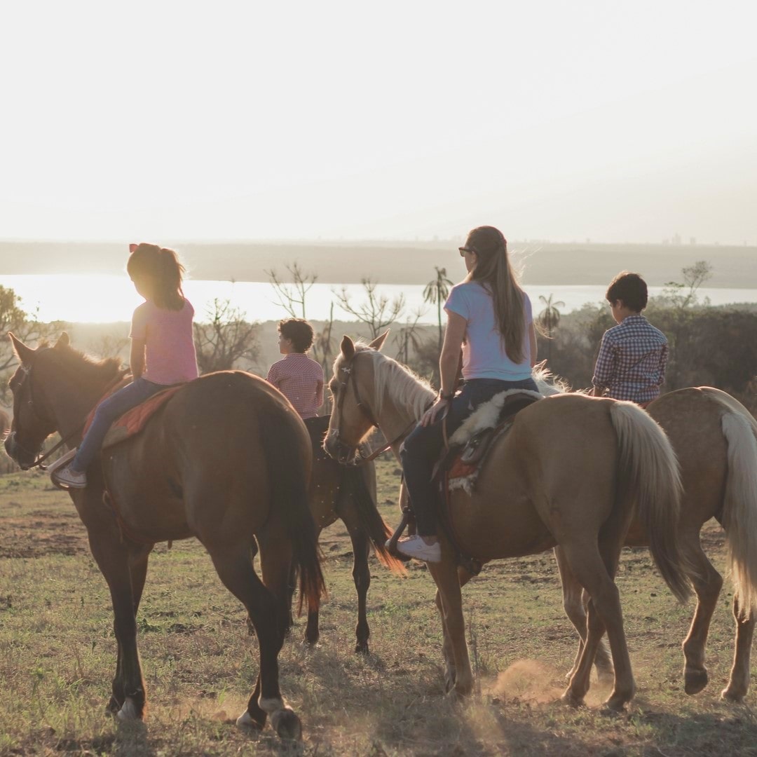 Personas de todas las edades cabalgando